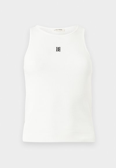 Λευκό μπουστάκι χωρίς μανίκια με ριμπ ύφανση, στρογγυλή λαιμόκοψη και μικρό μαύρο κεντητό λογότυπο στο κέντρο του στήθους.