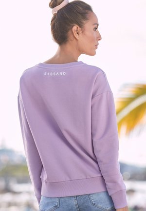 Lilafarbener Sweatshirt mit Rundhalsausschnitt und gerippten Bündchen und Saum. "ELBSAND"-Logo auf der Rückseite gedruckt. Weicher Stoff, entworfen für lässige Outfits.