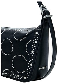 Borsa a spalla in pelle nera con borchie circolari in argento e un design sfumato. Chiusura con zip e tracolla regolabile per una maggiore versatilità.
