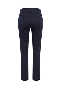 Granatowe spodnie o gładkiej fakturze, średnim stanie, z dwiema tylnymi kieszeniami. Prosty krój nogawki i subtelne logo w okolicy pasa.