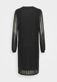 Robe noire mi-longue aux genoux avec de longues manches rayées transparentes et un subtil effet scintillant vertical sur le tissu, vue de dos.