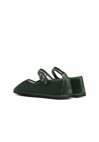 Groene fluwelen slippers met een Mary Jane-bandje, ronde neus en contrasterende stiksels rond de zool. Zachte textuur en plat ontwerp.