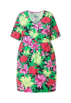 Plus-kokoinen, lyhythihainen mekko, jossa on V-pääntie ja kirkkaanpunaisia, vaaleanpunaisia, keltaisia kukkia sekä vihreitä lehtiä mustalla pohjalla.