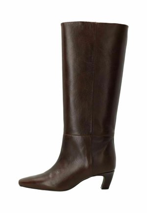 Botte en cuir brun montant jusqu'au genou, avec un bout pointu, une forme effilée et un talon bas. Texture lisse avec un minimum de détails de couture.