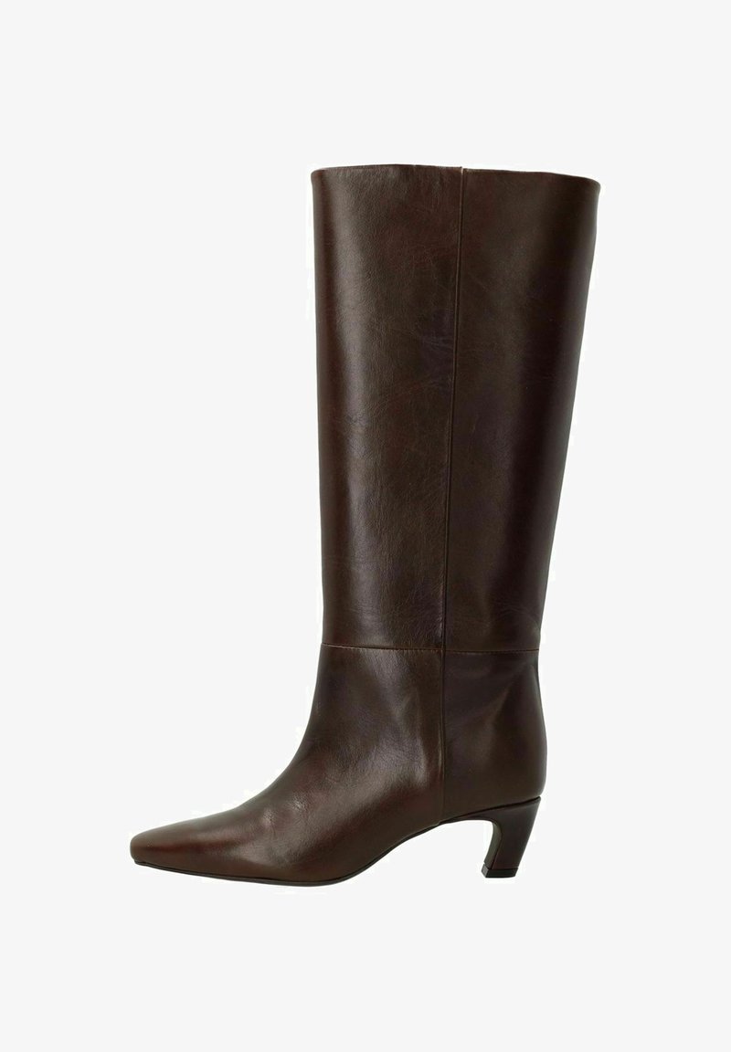 Bruine leren kniehoge laars met een puntige neus, taps toelopende vorm en een lage hak. Gladde textuur met minimale stikseldetails.