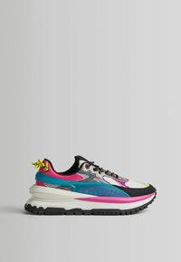 Vícebarevná teniska má svrchní část z prodyšné síťoviny v bílé, růžové a tyrkysové barvě s černými akcenty, nadměrnou podrážku a reflexní detaily.