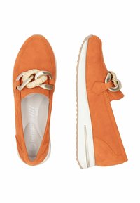 Oranje suede instap schoenen met een decoratieve kettingaccent en een witte rubberen zool met gestructureerde groeven voor grip.