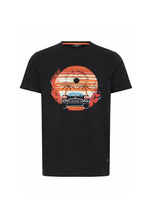 Zwart katoenen t-shirt met korte mouwen, voorzien van een kleurrafiek van een vintage auto, zonsondergang en tropische elementen in oranje en rood.