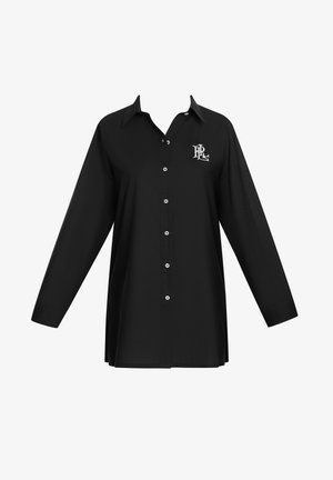 Czarna koszula na długi rękaw zapinana na guziki z białymi haftowanymi inicjałami "RL" na lewej piersi i standardowym kołnierzykiem.