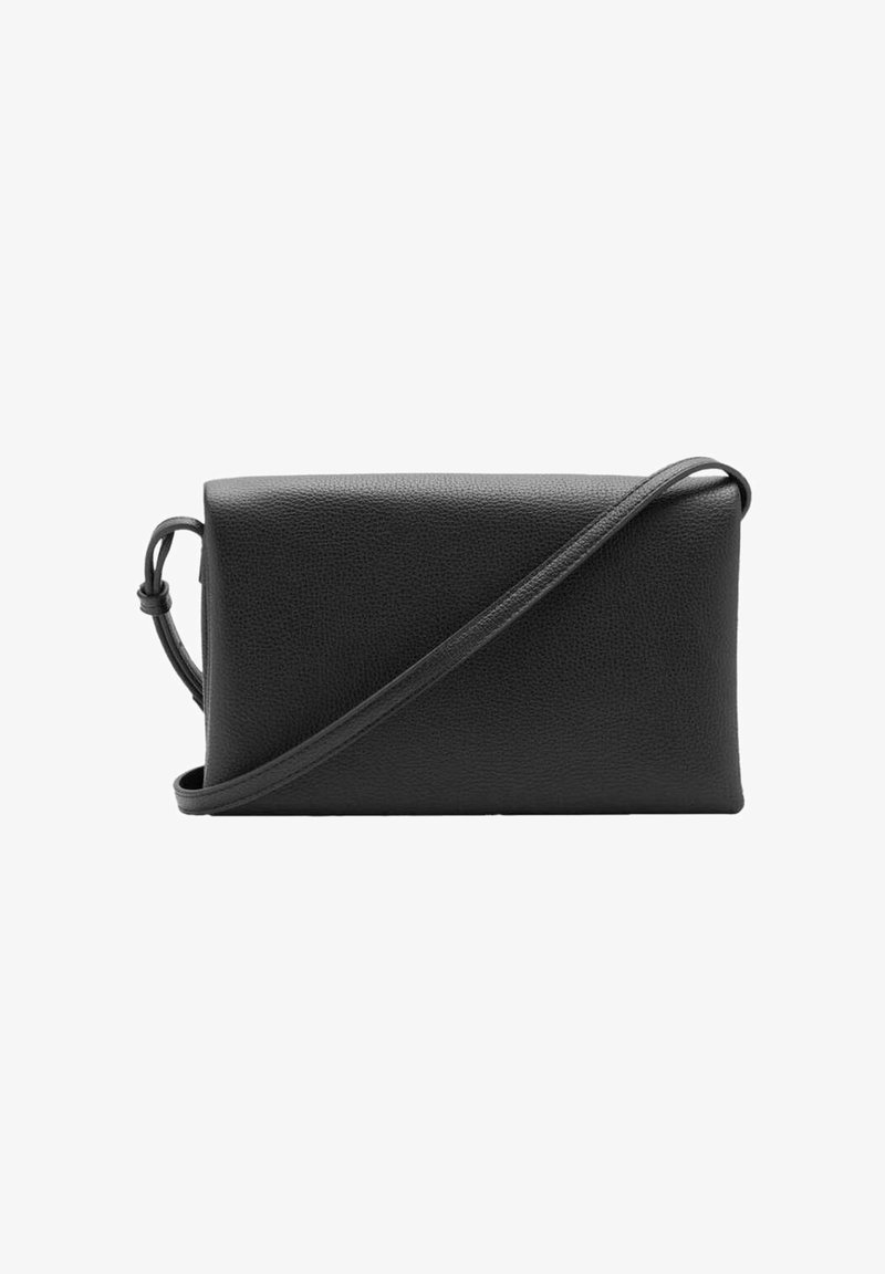 Sac bandoulière en cuir noir texturé avec une fine sangle réglable, forme rectangulaire et détail de nœud sur un côté de la sangle.