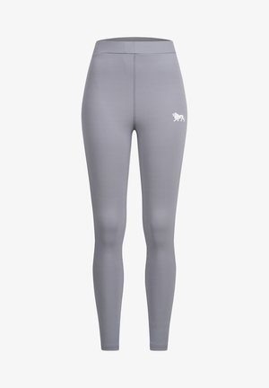 Szürke leggings sima, rugalmas anyagból. Magas derék kialakítással rendelkezik, és egy kis fehér logó található a bal felső oldalon. Nincsenek minták vagy díszítések.