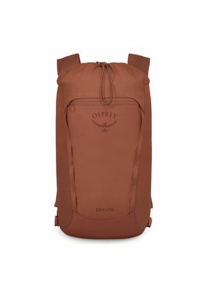 Mochila marrón Osprey Daylite con cierre superior de cordón, bolsillo frontal con cremallera y correas de hombro acolchadas.