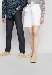 BOSS TITANIUM UNISEX - Mulas - open beige