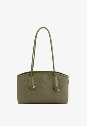 Bolso rectangular de color verde oliva con cuerpo de tela texturizada, dos asas largas y redondeadas, y tapas doradas en los nudos de las asas.