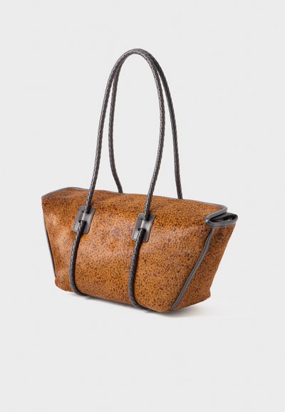 Braune, gefleckte Lederhandtasche mit langen, geflochtenen, dunkelbraunen Griffen und dunkelbraunem Besatz auf einem schlichten, weißen Hintergrund.