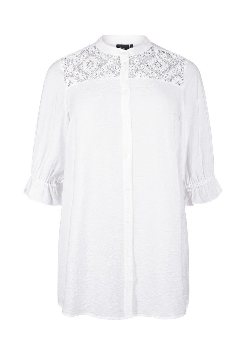 Witte blouse met een ronde kraag, kantdetails op het schouderpand en driekwart pofmouwen met ruffles. Gecoate stof.