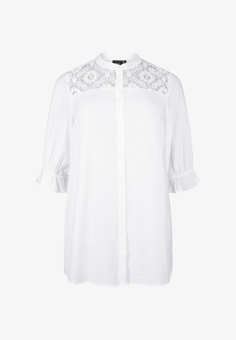 Witte blouse met een ronde kraag, kantdetails op het schouderpand en driekwart pofmouwen met ruffles. Gecoate stof.