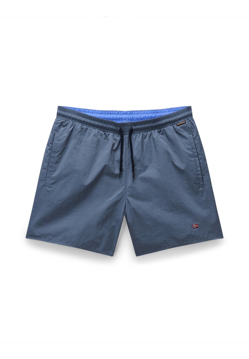 Shorts de bain pour homme en bleu clair, en tissu léger. Ils possèdent une taille élastique, un cordon de serrage et des poches latérales. Détail du logo sur l'ourlet.