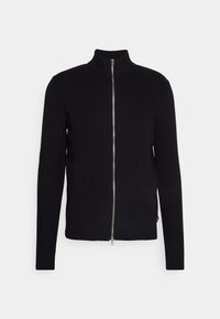 Chaqueta negra de cremallera con cuello alto, con cremallera de metal y mangas largas. Textura suave con un diseño ajustado.