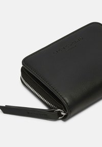 Czarny skórzany portfel o teksturowanej powierzchni, z zamknięciem na zamek błyskawiczny i wytłoczonym logo marki. Posiada skórzany zaczep do ciągnięcia i srebrne akcesoria.
