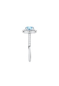 Anello d'argento con un grande schema circolare in pietra blu chiaro, circondato da piccole pietre trasparenti, con una banda liscia e lucida e dettagli delicati.