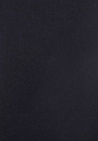 Mörk marinblå strukturerad tyg med en mjuk, upphöjd yta. Minimal lyster och inga distinkta mönster eller hårdvarudetaljer synliga.