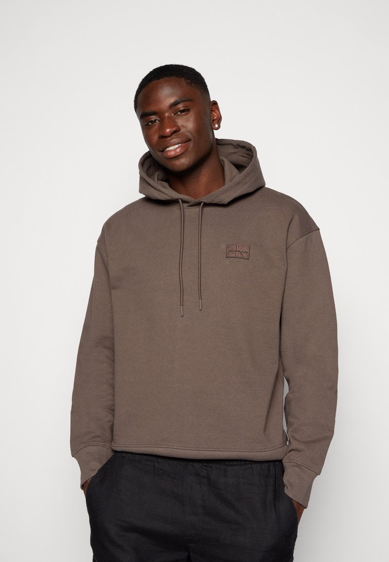 Calvin Klein Jeans SHRUNKEN BADGE HOODIE UNISEX - Sweatshirt - mocha brown/ brown - Zalando.co.uk