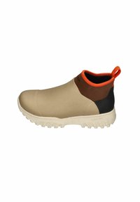 Beige Gummistiefel bis zum Knöchel mit einem Obermaterial in Braun und Schwarz, einem orangen Kragen und einer Schlaufe, strukturierte Sohle für Grip.