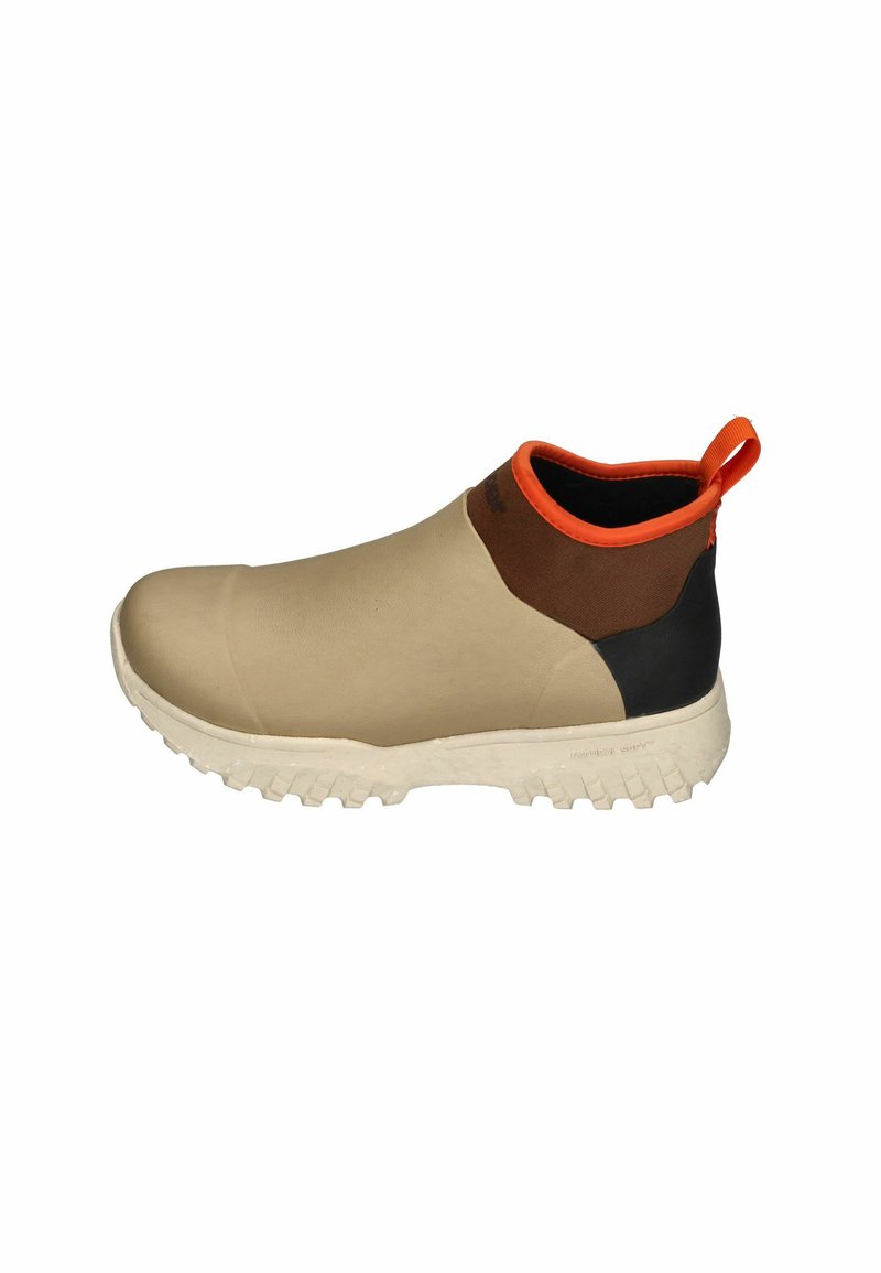 Beige Gummistiefel bis zum Knöchel mit einem Obermaterial in Braun und Schwarz, einem orangen Kragen und einer Schlaufe, strukturierte Sohle für Grip.