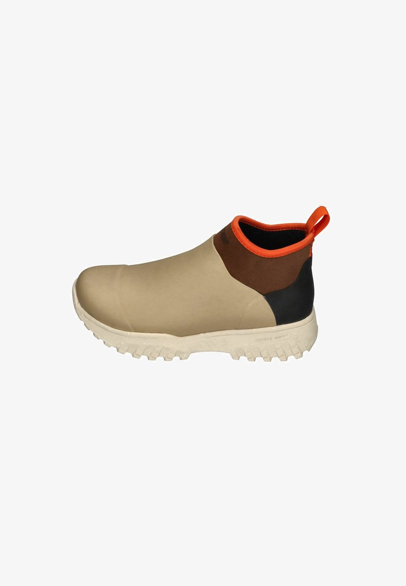 Beige Gummistiefel bis zum Knöchel mit einem Obermaterial in Braun und Schwarz, einem orangen Kragen und einer Schlaufe, strukturierte Sohle für Grip.