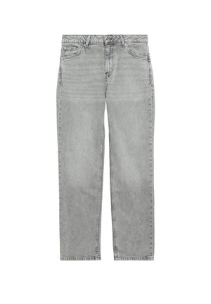 Gerade geschnittene graue Jeans aus Denim mit Vordertaschen und Gürtelschlaufen, flach auf weißem Hintergrund dargestellt.
