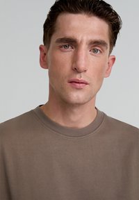 Scalpers SOLID - T-shirts basic - brown
