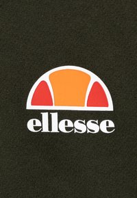 Il tessuto a maglia verde presenta un logo con un mezza luna arancio e rossa sopra il testo "ellesse" in lettere bianche in grassetto.