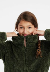 Fleece-Zip-Jacke in Dunkelgrün mit hohem Kragen und strukturiertem Außenmaterial. Verfügt über einen braunen Reißverschlusszipp mit "PROTEST"-Logo.