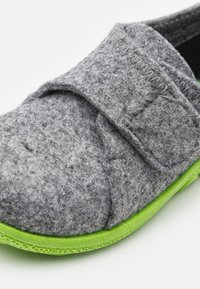 Superfit HAPPY OCTI UNISEX - Chaussons - grau/grün