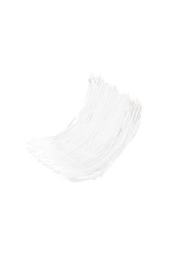 Coup de pinceau de peinture blanche avec des coups de pinceau texturés, des bords lisses et un léger brillant sur un fond blanc uni.