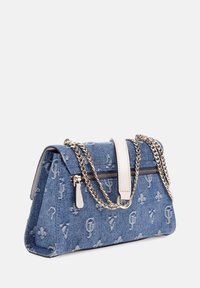 Borsa in denim con chiusura a zip, caratterizzata da una tonalità azzurro chiaro, motivi in rilievo e una tracolla in catena argentata. Superficie testurizzata e forma strutturata.