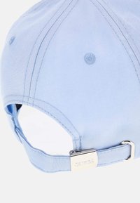 Zila kokvilnas cepure ar gludu virsmu. Iekļautas metāliskas regulējamas siksnas un izšūti ventilācijas caurumi.