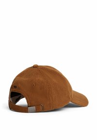Berretto da baseball in corduroy marrone con cinturino regolabile e fibbia metallica, mostrato da dietro su uno sfondo bianco.