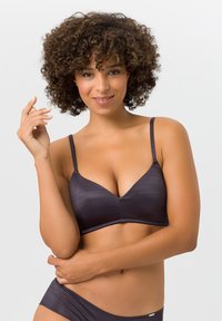 Dunkelgrauer BH mit einer glatten, leicht glänzenden Textur. Er verfügt über dünne Träger und ein V-Ausschnitt-Design, das ein nahtloses Erscheinungsbild bietet.