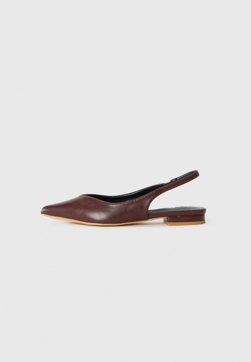 Pantofii din piele maro cu toc plat și vârf ascuțit, cu un toc mic. Textură netedă și design minimal, cu o parte tăiată.