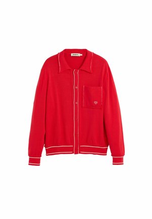 Roter Strickcardigan mit einem Kragen, Knopfverschluss und einer Brusttasche. Hat weiße Paspelierung entlang der Kanten und Bündchen.