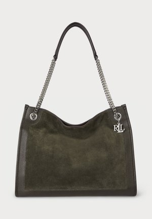 Bolso tote de ante y cuero verde oscuro con asas de cadena plateada y charm metálico con el logo RLL colgando de una asa.