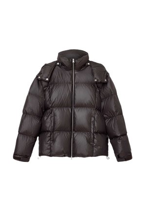 Czarna kurtka puchowa z wysokim kołnierzem, pikowany design i zapięcie na zamek błyskawiczny. Posiada zatrzaski na ramionach oraz elastyczne mankiety dla zwiększenia ciepła.
