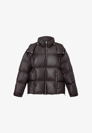 Sort pufferjakke med høj krave, quiltet design, og lynlås fortil. Har skulderknapper og elastiske manchetter for ekstra varme.