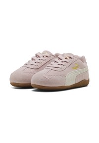 Zapatillas Puma en suave ante rosa con detalles en blanco, con punta redonda, diseño de cordones y suela de goma. Detalle del logo dorado en el lateral.
