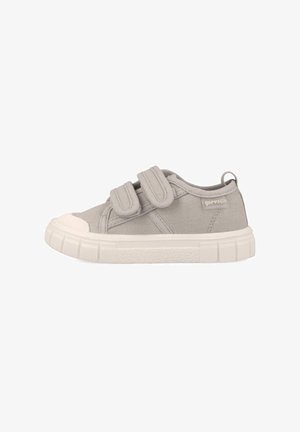 Zapato de lona gris con dos correas de Velcro, puntera redonda de goma, suela blanca texturizada y detalles de logotipo en el costado.