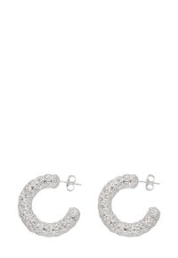 Silberne Creolen mit strukturierten Oberflächen, die komplexe Muster und abgerundete Formen aufweisen, gesichert mit einem Stiftverschluss.