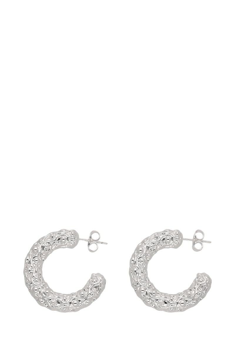 Silberne Creolen mit strukturierten Oberflächen, die komplexe Muster und abgerundete Formen aufweisen, gesichert mit einem Stiftverschluss.