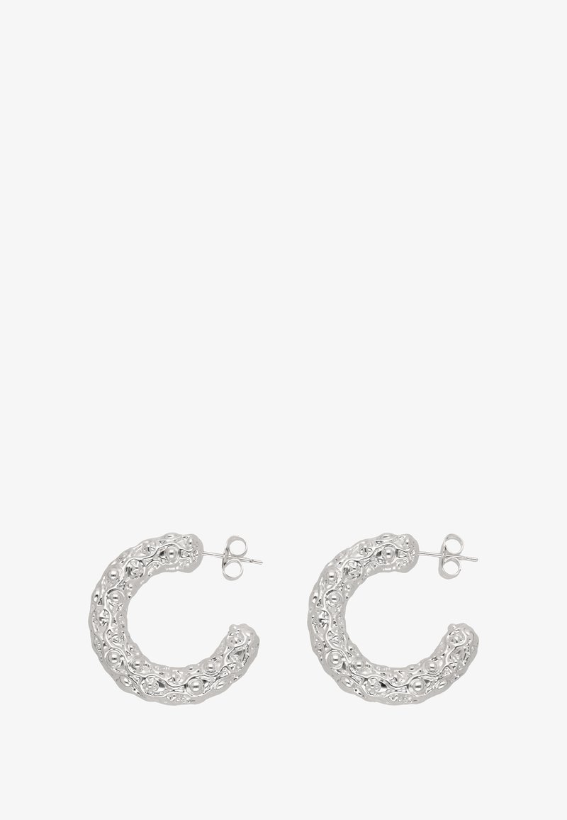 Silberne Creolen mit strukturierten Oberflächen, die komplexe Muster und abgerundete Formen aufweisen, gesichert mit einem Stiftverschluss.